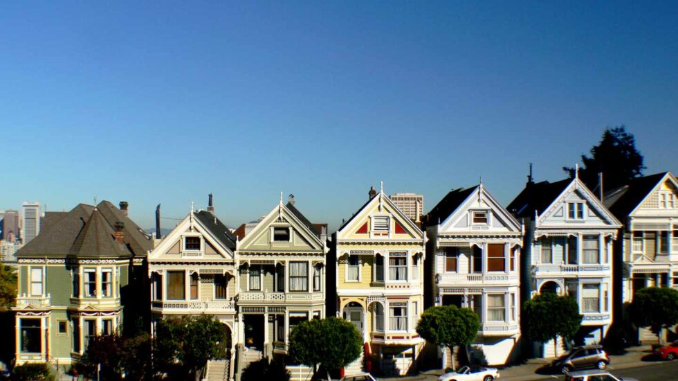 Una de las ubicaciones más fotografiadas de San Francisco: una fila de casas victorianas en las calles de Hayes y Steiner.