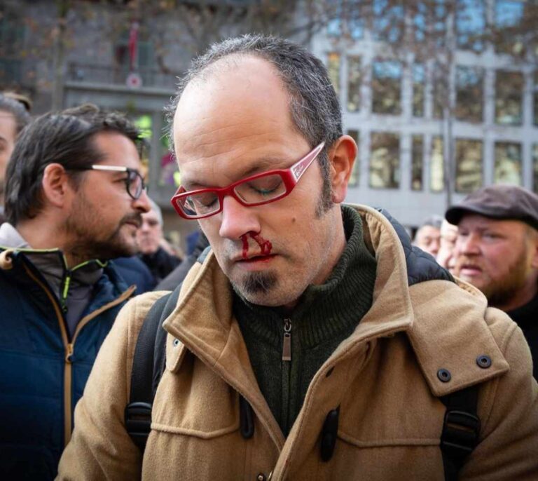 Agredido un periodista en la asamblea de taxistas en Barcelona