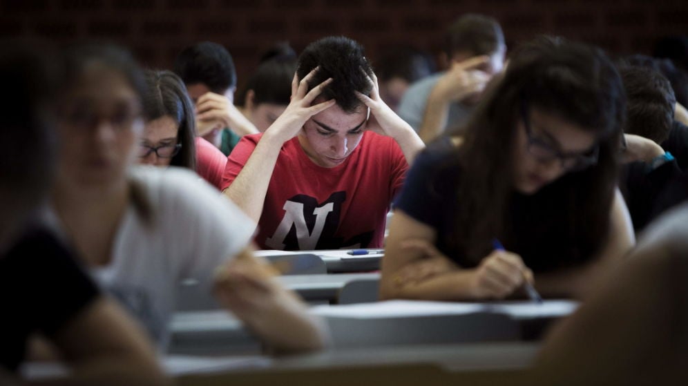 Alumnos durante un examen.