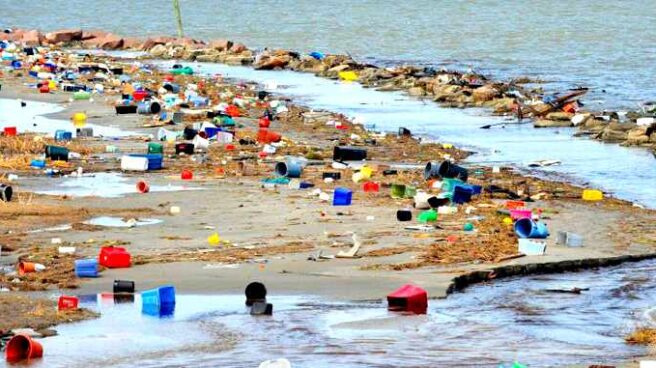 Basura acumulada en una playa Basura acumulada en una playa.