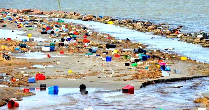 Basura acumulada en una playa.