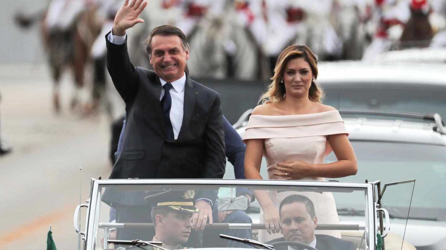 air Mesías Bolsonaro con su esposa Michelle saluda a sus seguidores en Brasilia.