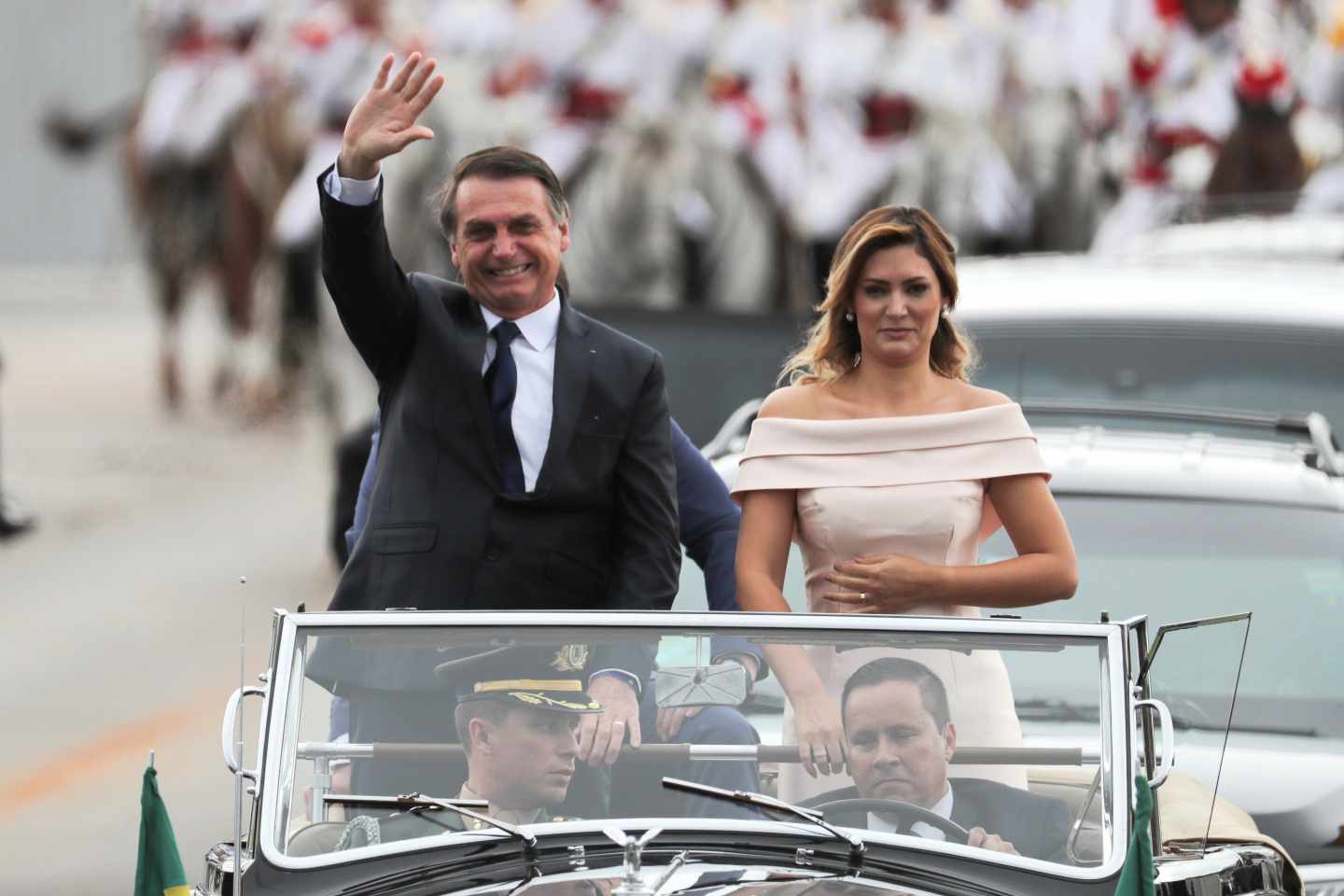 air Mesías Bolsonaro con su esposa Michelle saluda a sus seguidores en Brasilia.