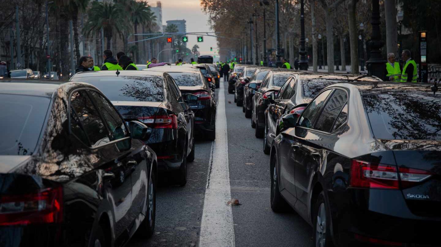 Protesta en la Diagonal de Barcelona de los vehículos VTC (Uber y Cabify).