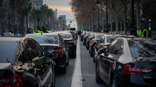 Protesta en la Diagonal de Barcelona de los vehículos VTC (Uber y Cabify).