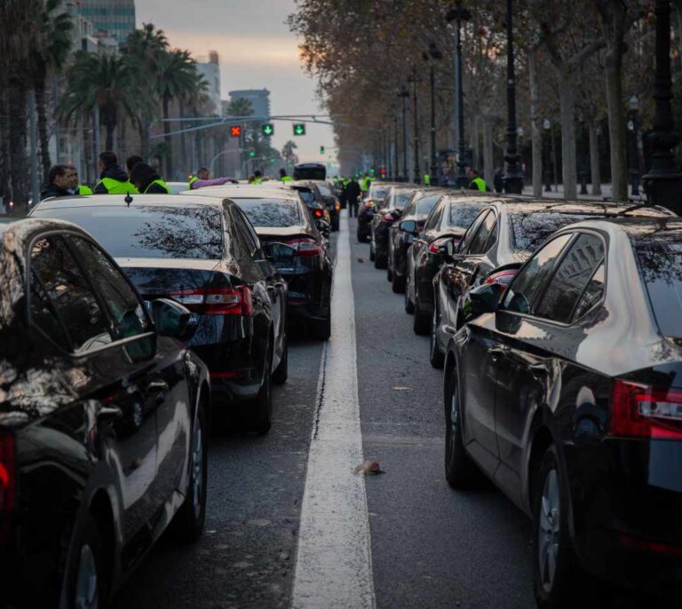 Cabify se une a Uber y confirma que este viernes dejará de operar en Barcelona