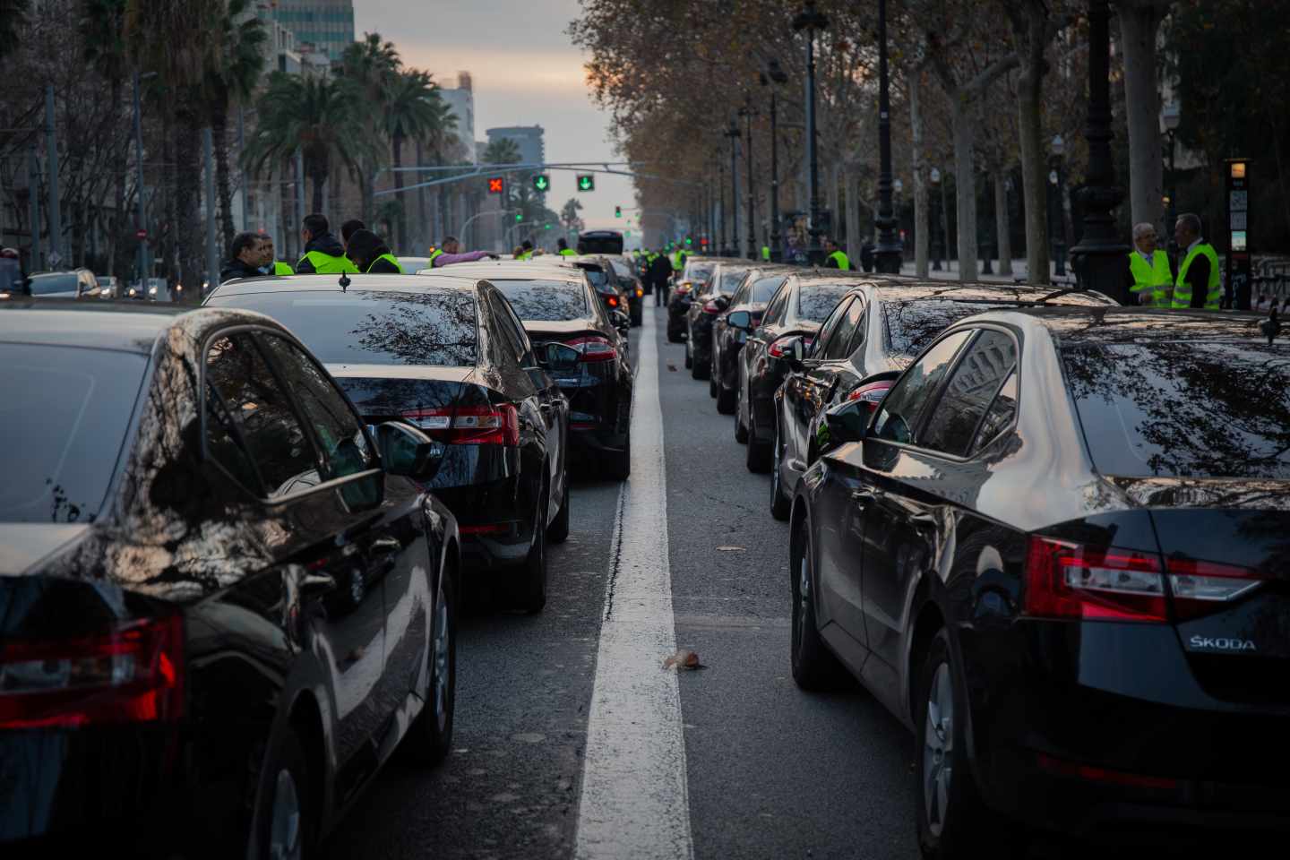Protesta en la Diagonal de Barcelona de los vehículos VTC (Uber y Cabify).