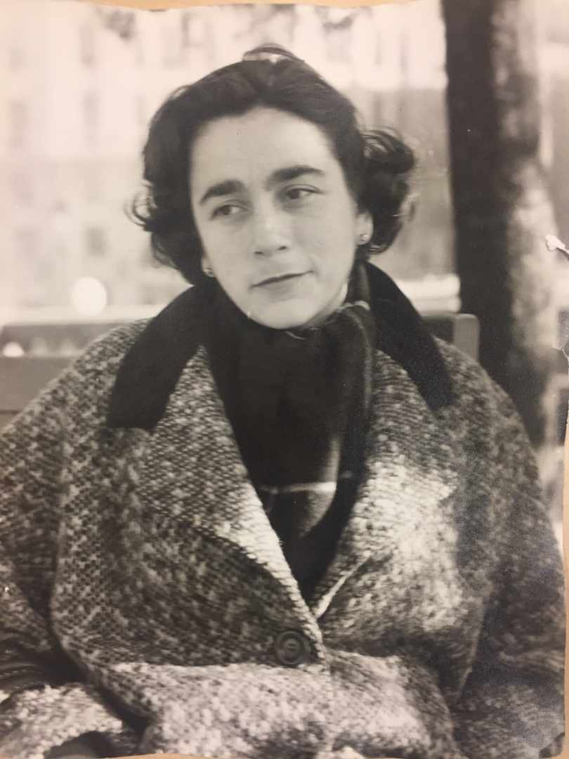 Foto en sepia de Carmen Martín Gaite ganadora en del Premio Nadal en 1957