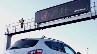 Greenpeace despliega pancartas en la A-1 para denunciar la contaminación en Madrid