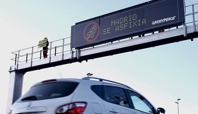 Greenpeace despliega pancartas en la A-1 para denunciar la contaminación en Madrid