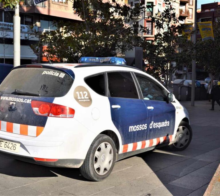 Encuentran el cuerpo de una mujer en plena calle en Barcelona