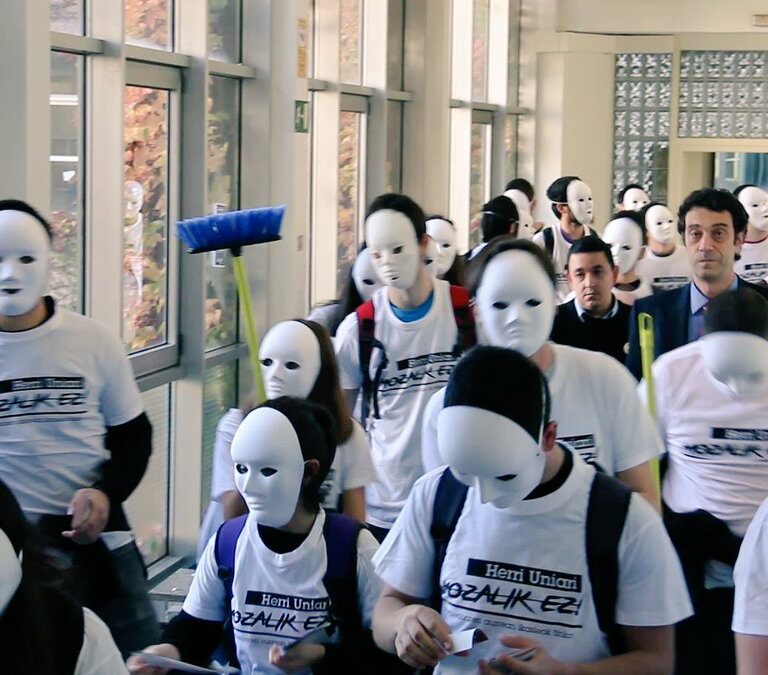 "Sra. Rectora: Hay un grupo que desea que desaparezca. Sus miradas me hacen pensar lo peor"