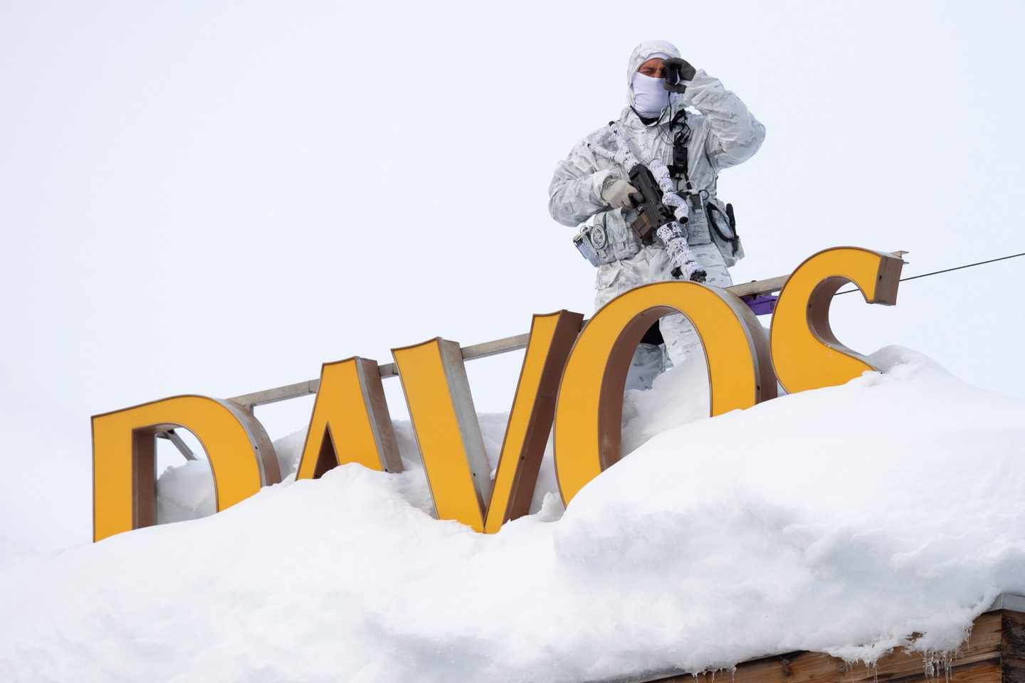 Un miembro del ejército suizo vigila en el tejado del hotel Kongress en la víspera de la 49º reunión anual del Foro Económico Mundial, este lunes en Davos, Suiza