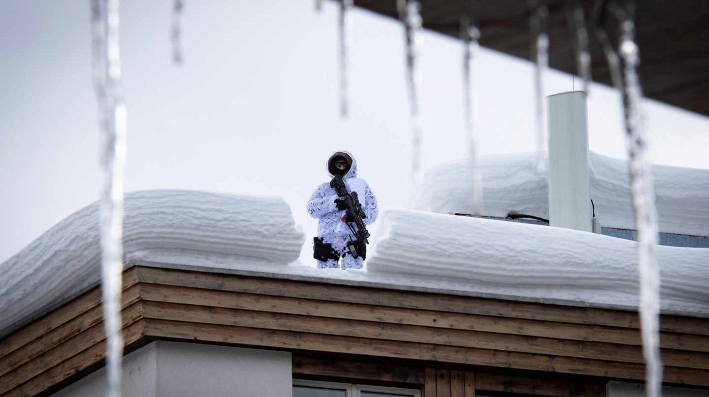 Un miembro del ejército suizo vigila en el tejado del hotel Kongress en la víspera de la 49º reunión anual del Foro Económico Mundial, este lunes en Davos, Suiza