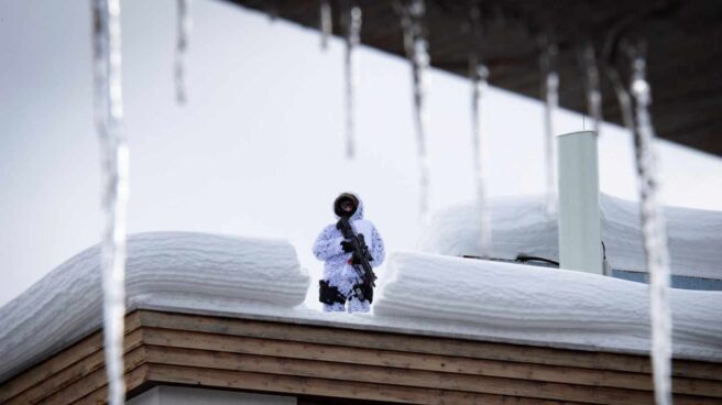 Un miembro del ejército suizo vigila en el tejado del hotel Kongress en la víspera de la 49º reunión anual del Foro Económico Mundial, este lunes en Davos, Suiza