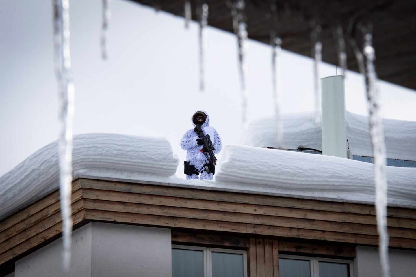 Un miembro del ejército suizo vigila en el tejado del hotel Kongress en la víspera de la 49º reunión anual del Foro Económico Mundial, este lunes en Davos, Suiza