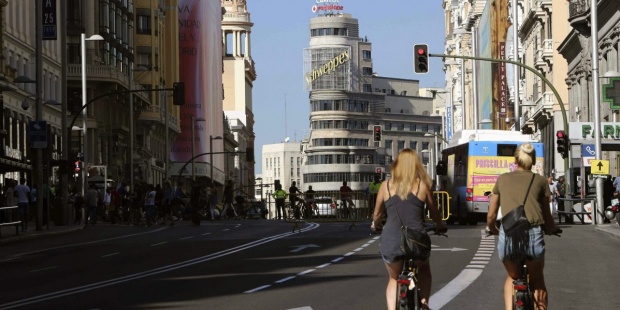 Ribera pide a las ciudades reservar el carril derecho de las grandes vías para bicis durante la desescalada