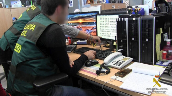 Efectivos de la Guardia Civil durante una operación contra la pornografía infantil.