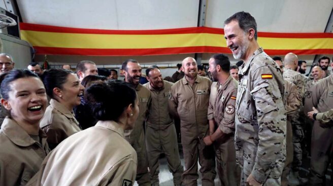 El Rey Felipe VI durante su visita a la base española de Irak.