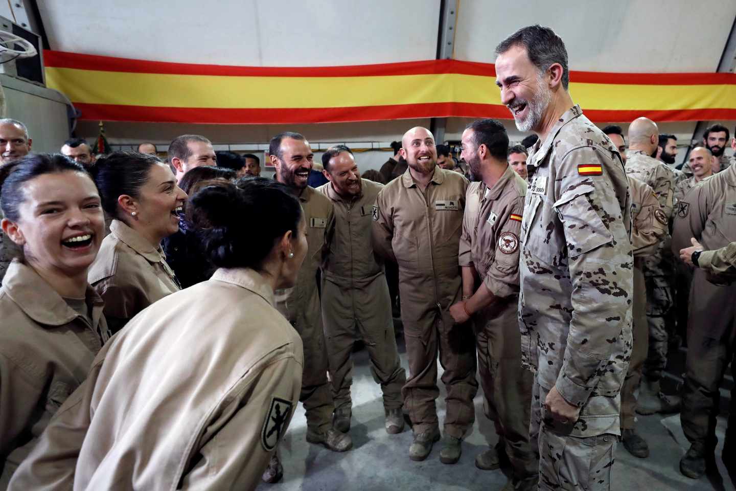 El Rey Felipe VI durante su visita a la base española de Irak.