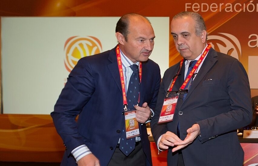 Luis Giménez y José Luis Sáez, en una asamblea de la Federación Española de Baloncesto (FEB).
