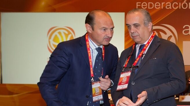 Luis Giménez y José Luis Sáez, en una asamblea de la Federación Española de Baloncesto (FEB).