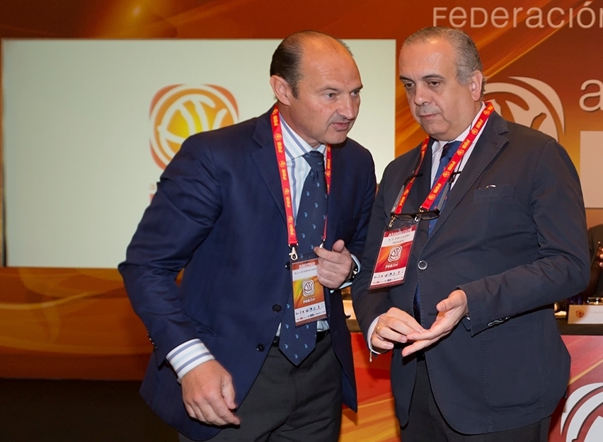 Luis Giménez y José Luis Sáez, en una asamblea de la Federación Española de Baloncesto (FEB).