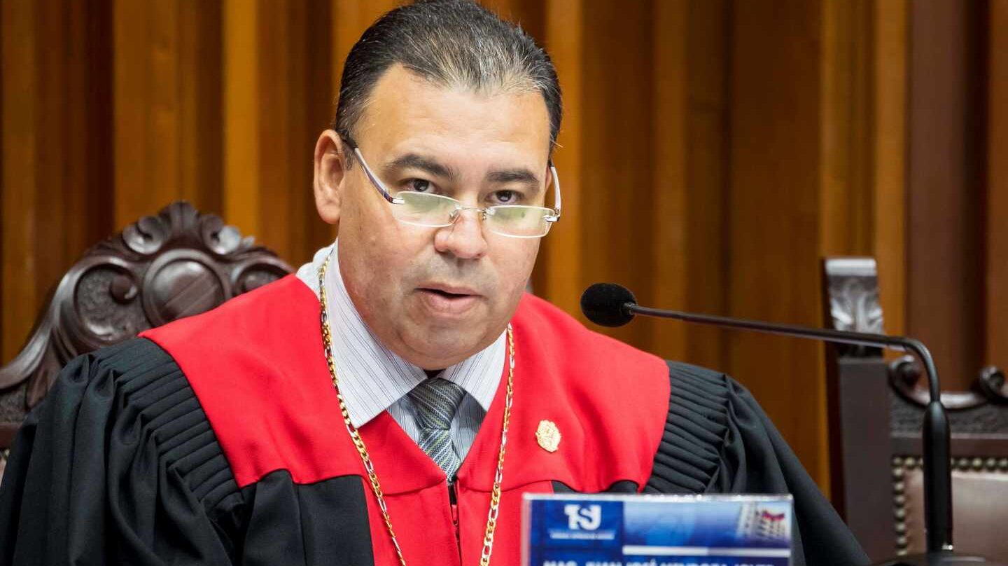 El magistrado Mendoza anuncia la decisión sobre la Asamblea Nacional.