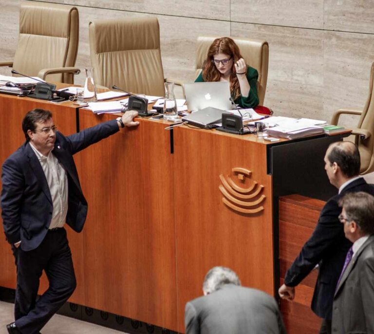 El PSOE de Extremadura reta a Sánchez y vota a favor de aplicar el artículo 155 en Cataluña