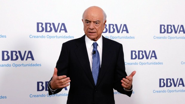 El juez imputa al ex presidente del BBVA por los pagos a Villarejo