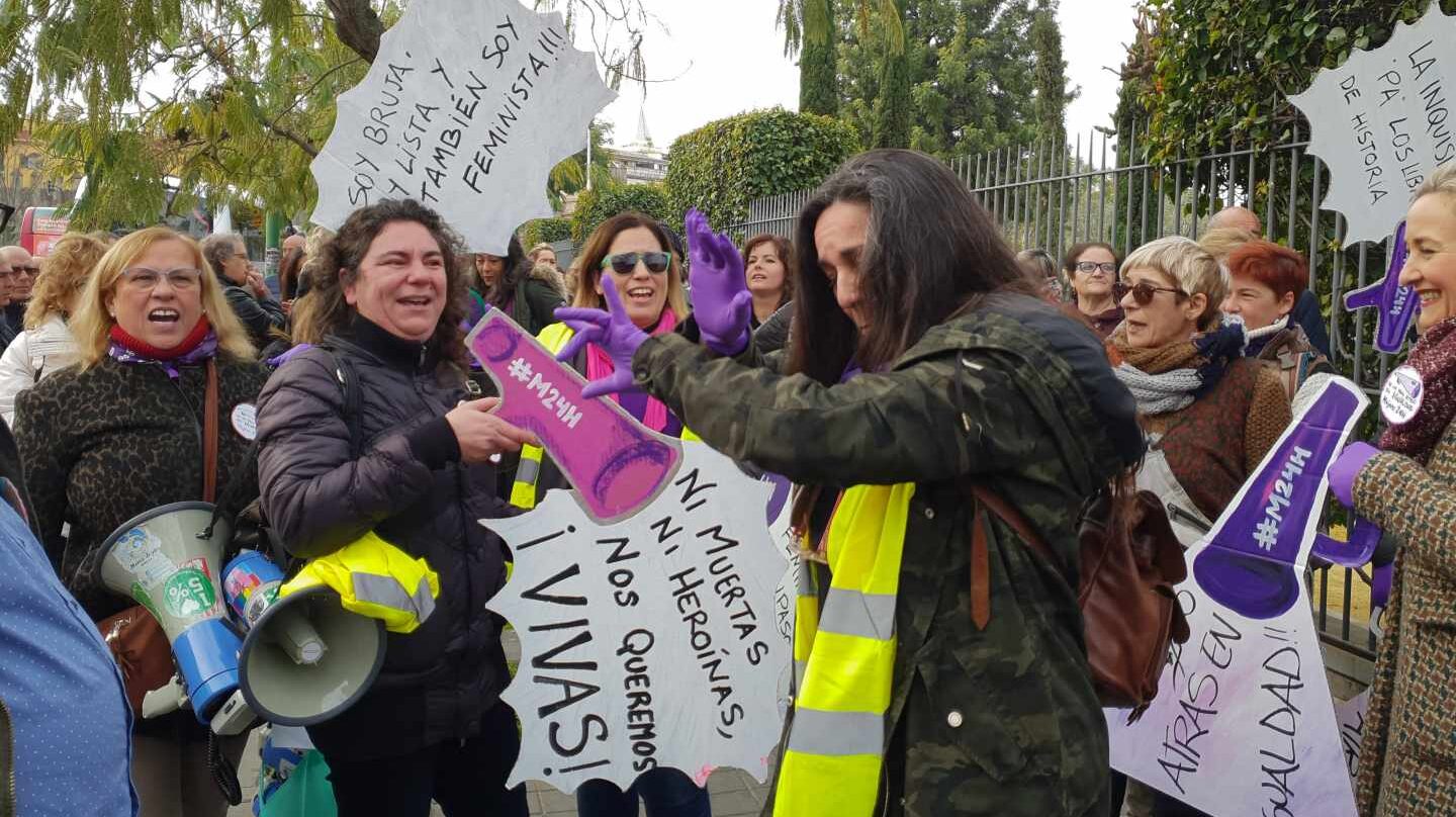 Concentración feminista a las puertas del Parlamento de Andalucía.