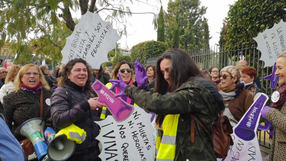 Concentración feminista a las puertas del Parlamento de Andalucía.