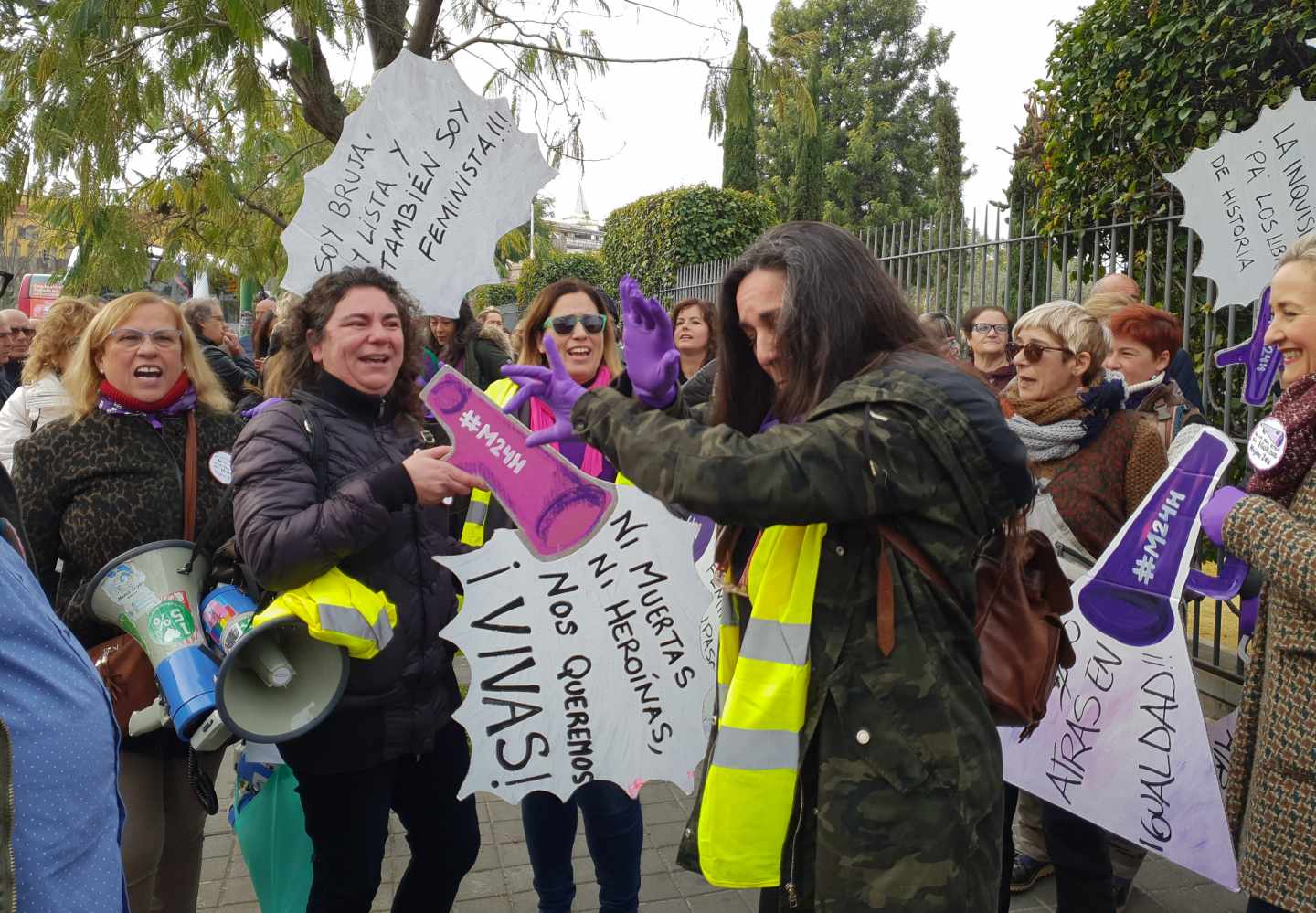 Concentración feminista a las puertas del Parlamento de Andalucía.