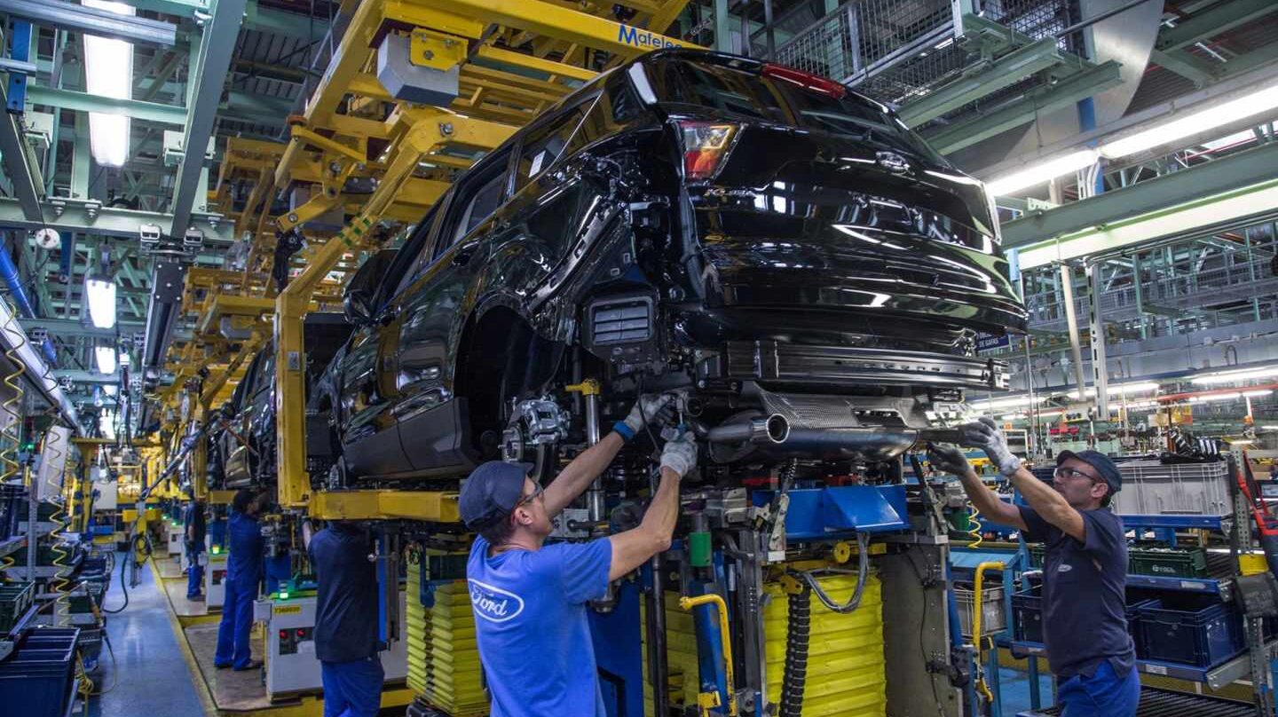 Operarios en la fábrica de Ford en Almussafes (Valencia).
