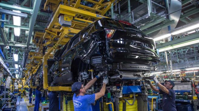 Operarios en la fábrica de Ford en Almussafes (Valencia).