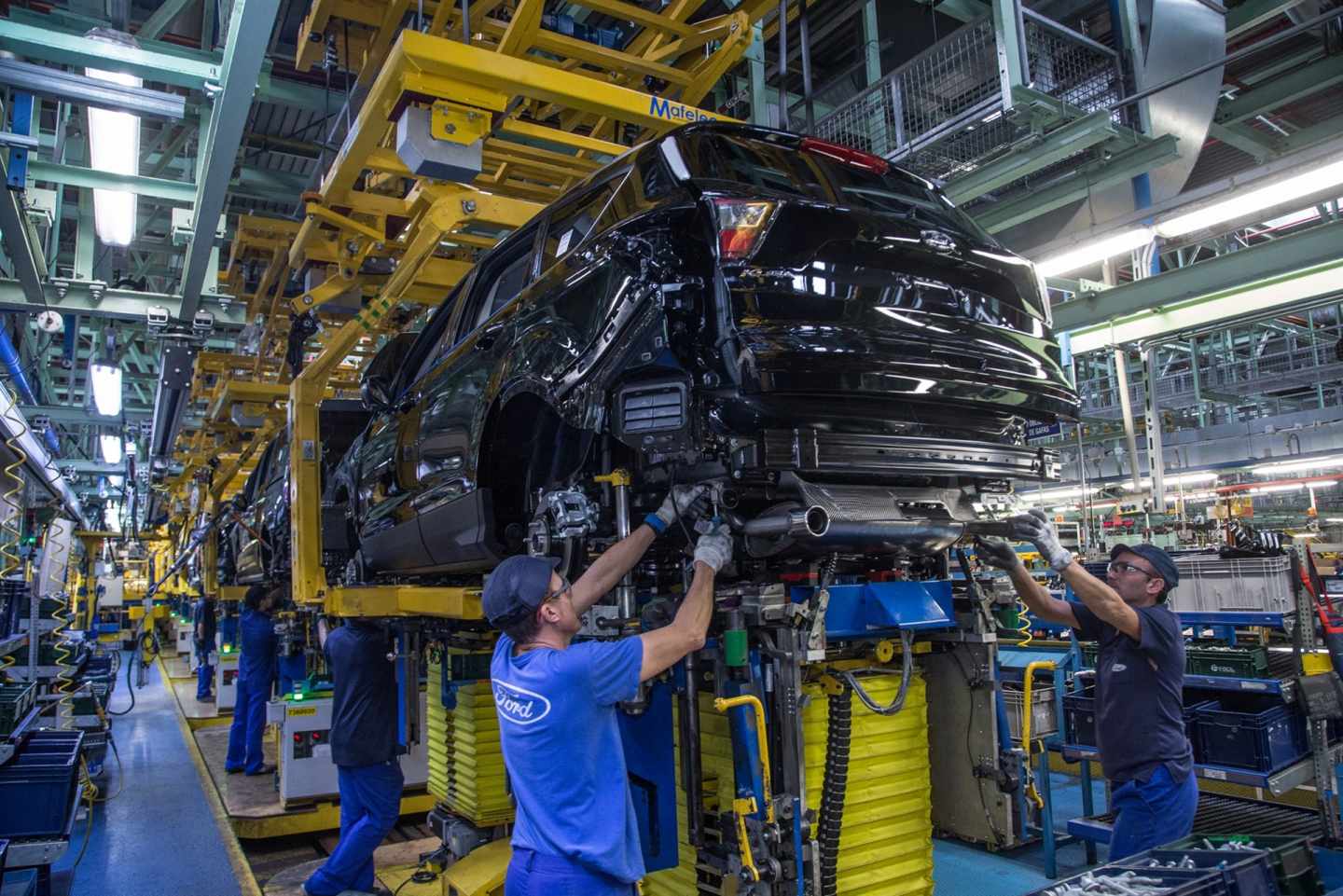 Operarios en la fábrica de Ford en Almussafes (Valencia).