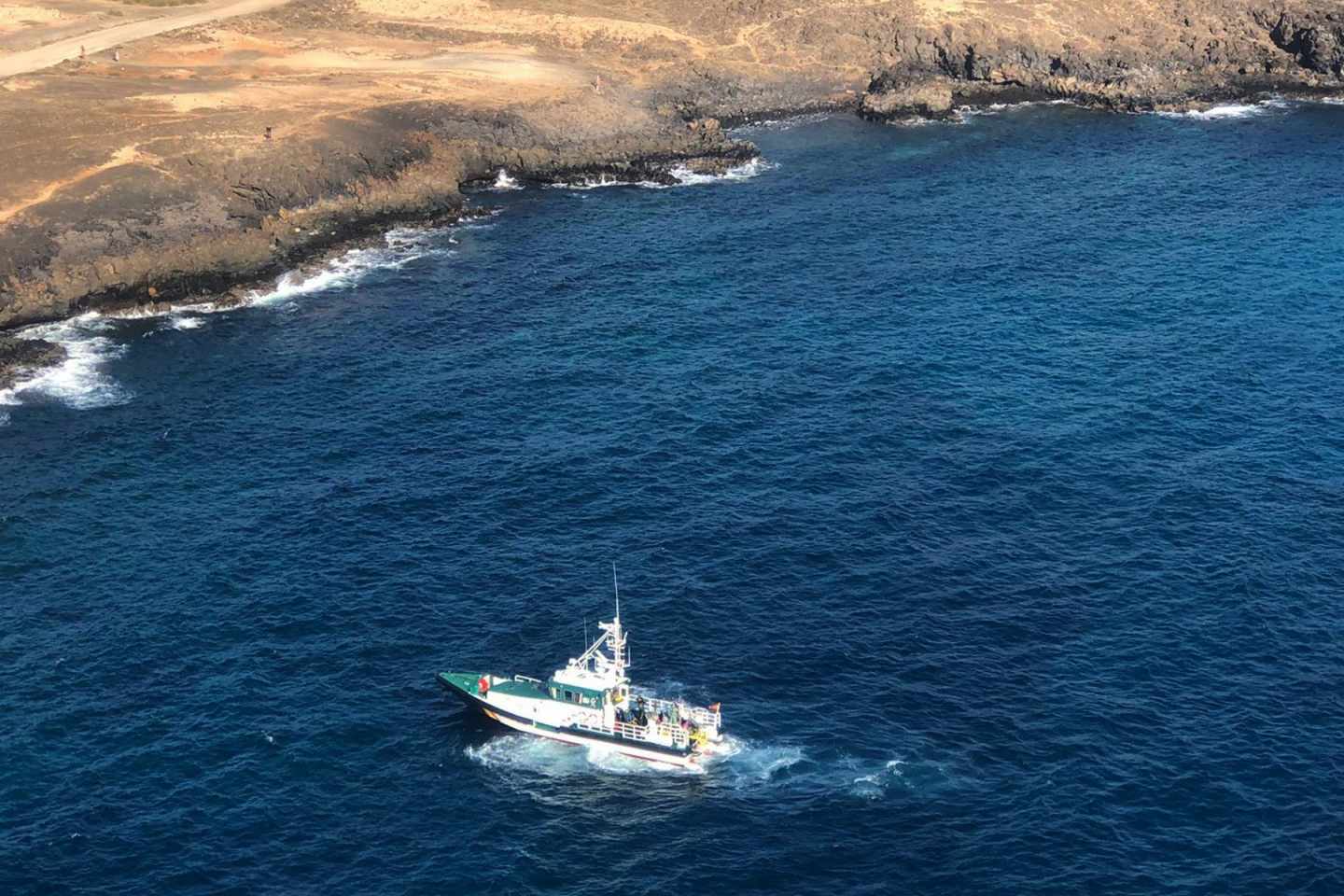 Fotografía facilitada por la Guardia Civil en la que se observa una patrullera rastreando la costa de Los Ancores, en Costa Teguise, en busca del cuerpo de la joven Romina Celeste