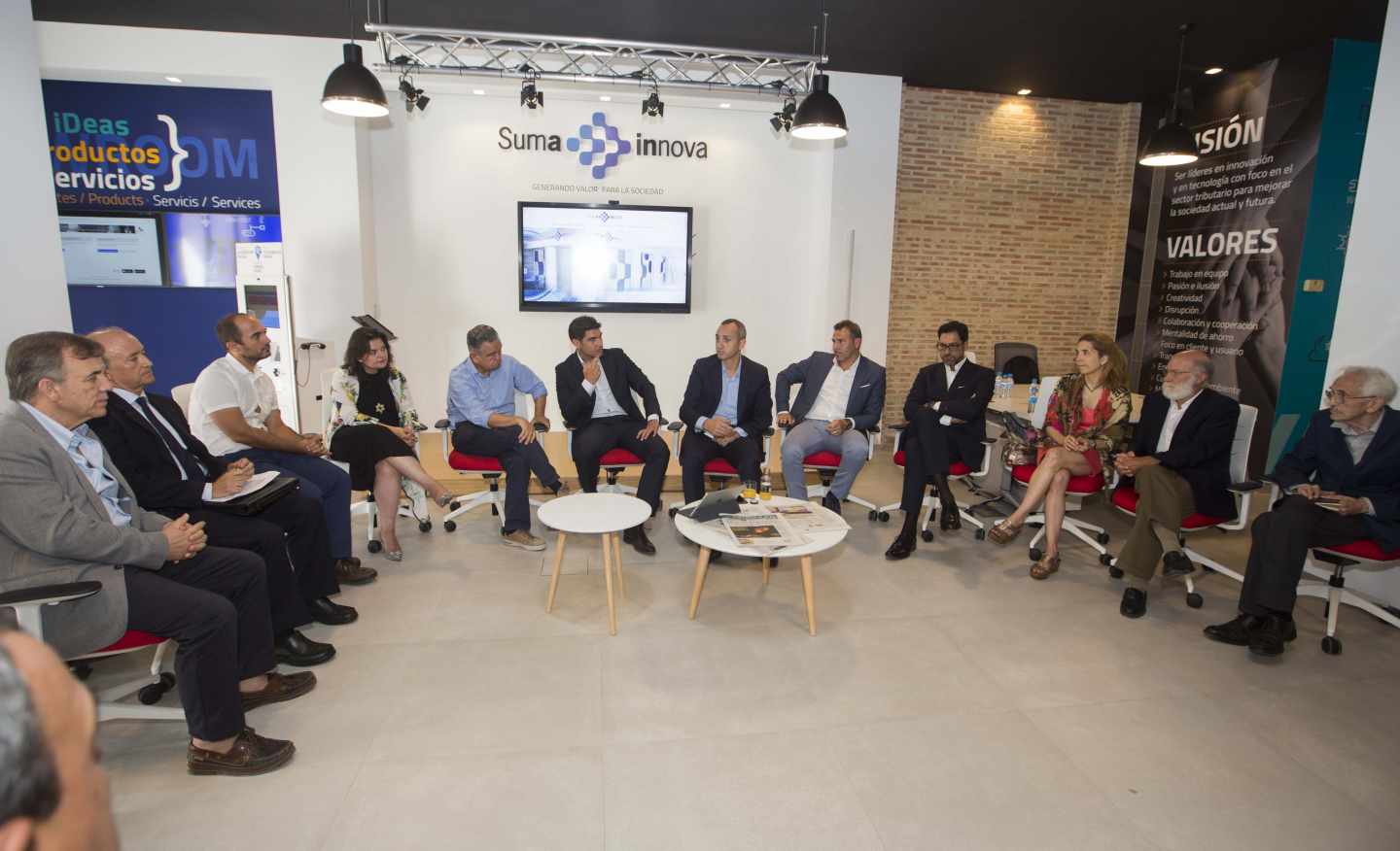 El presidente de la Diputación, César Sánchez, Manuel Bonilla y Alejandro Morant, en un Think Tank en SumaInnova con Andrés Pedreño, Nuria Oliver y Vicente Magro, entre otros expertos.