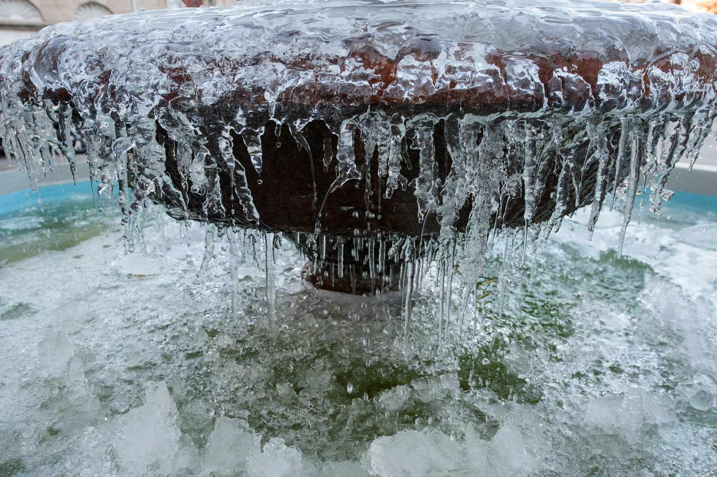 Fuente congelada en la localidad de Verín, Galicia