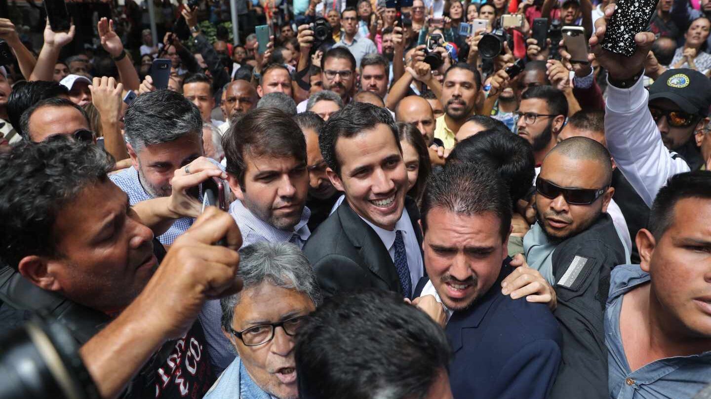 El presidente encargado de Venezuela, Juan Guaidó (C), a su llegada este viernes a un evento público con diputados en una plaza en el este de Caracas (Venezuela).