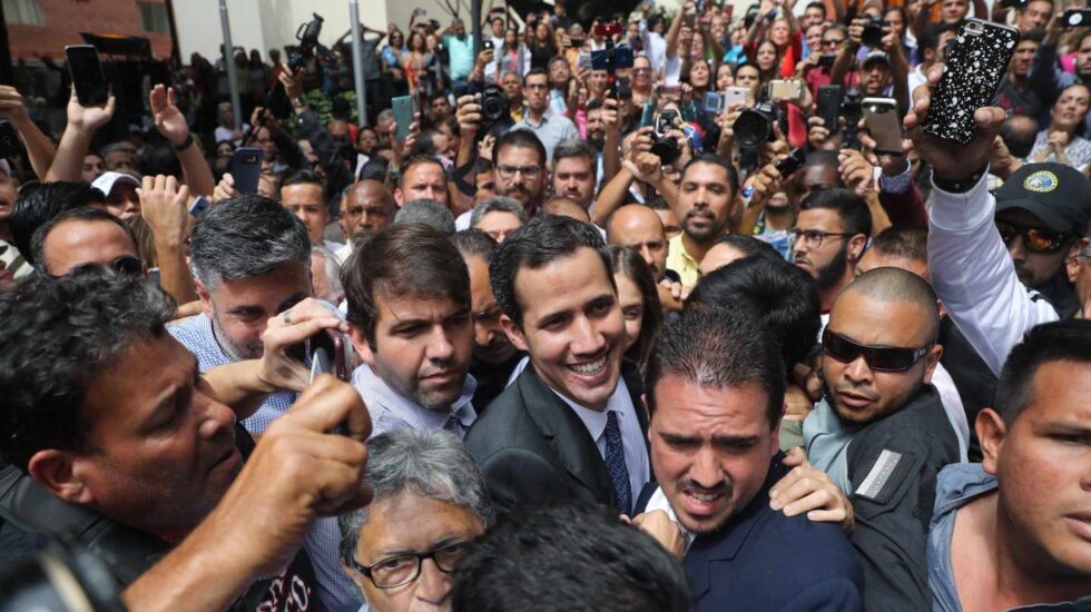 El presidente encargado de Venezuela, Juan Guaidó (C), a su llegada este viernes a un evento público con diputados en una plaza en el este de Caracas (Venezuela).