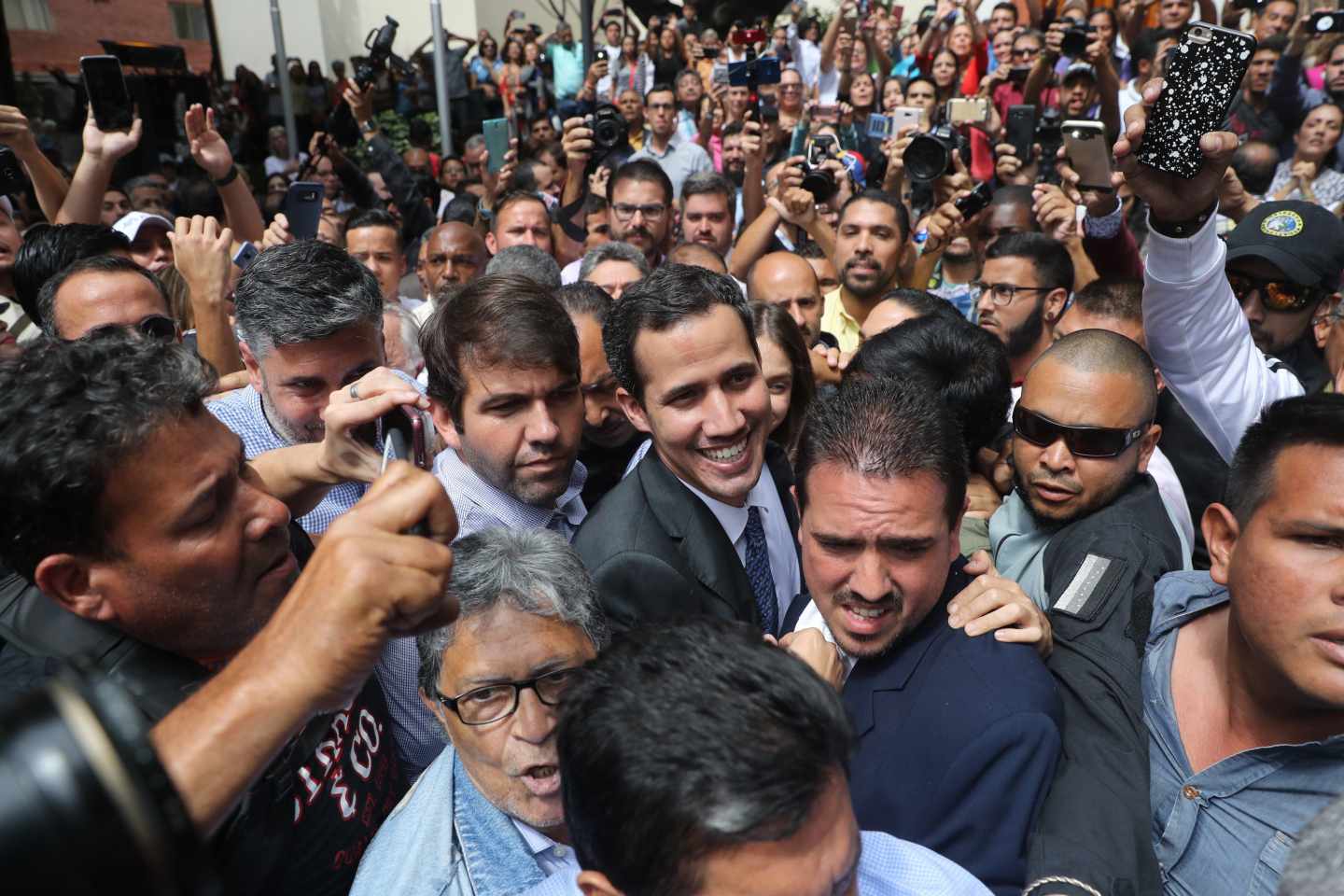 El presidente encargado de Venezuela, Juan Guaidó (C), a su llegada este viernes a un evento público con diputados en una plaza en el este de Caracas (Venezuela).