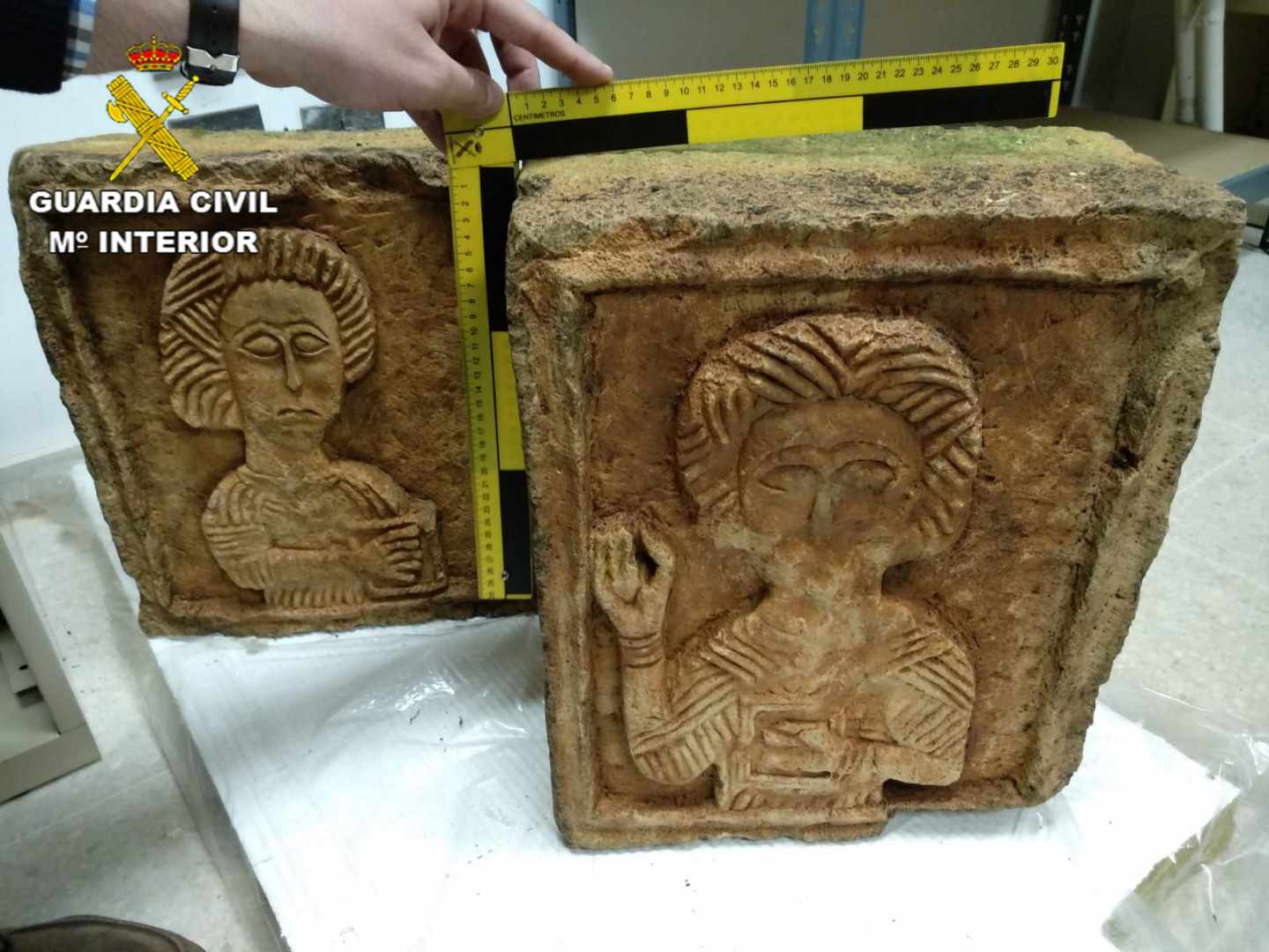 Las dos piezas sustraídas de la Ermita de Nuestra Señora de las Viñas, en Burgos.