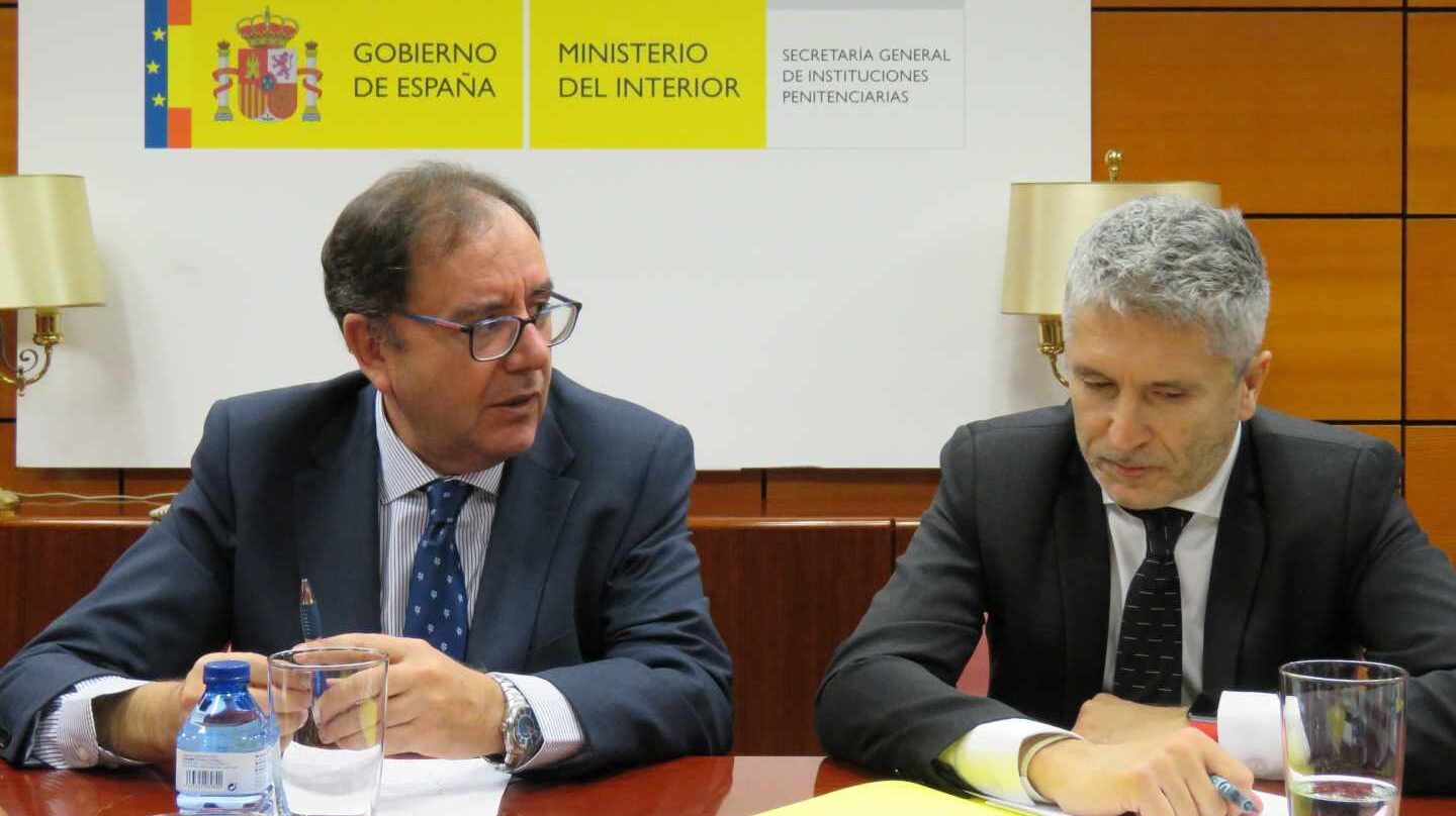 Ángel Luis Ortiz, secretario general de Instituciones Penitenciarias, y el ministro Grande-Marlaska.
