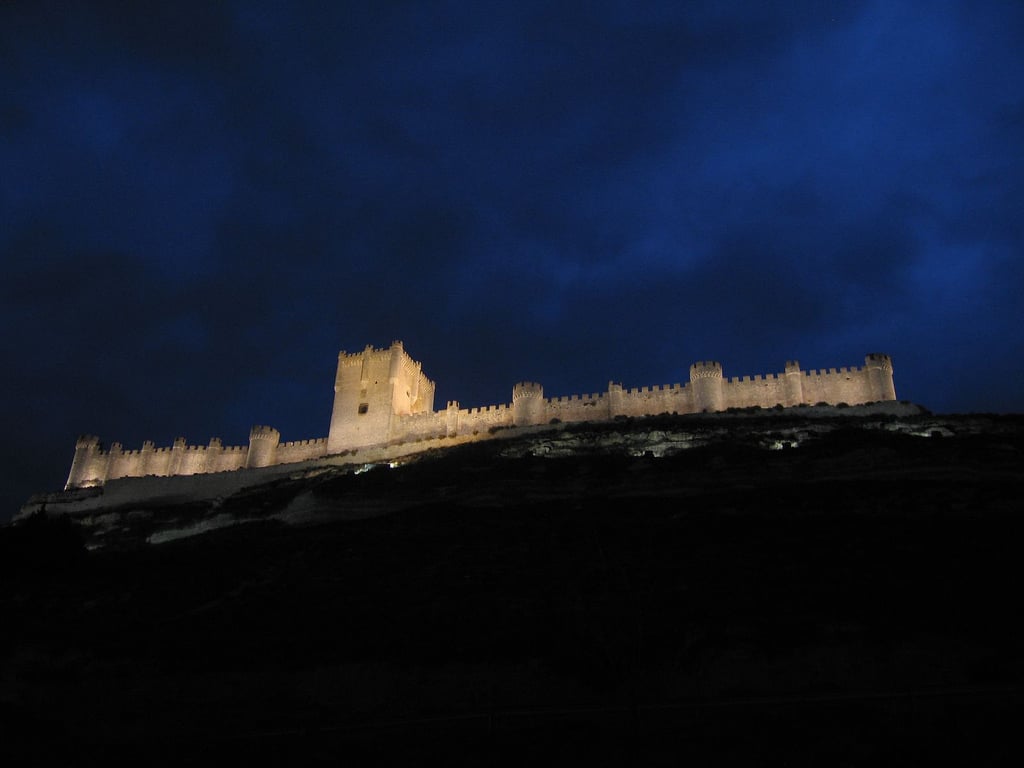 Imagen del Castillo de Peñafiel de noche.