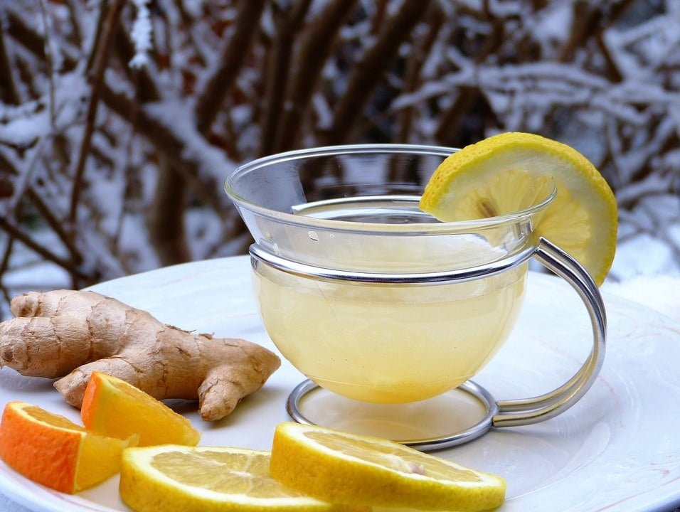 Té de jengibre y limón en la noche