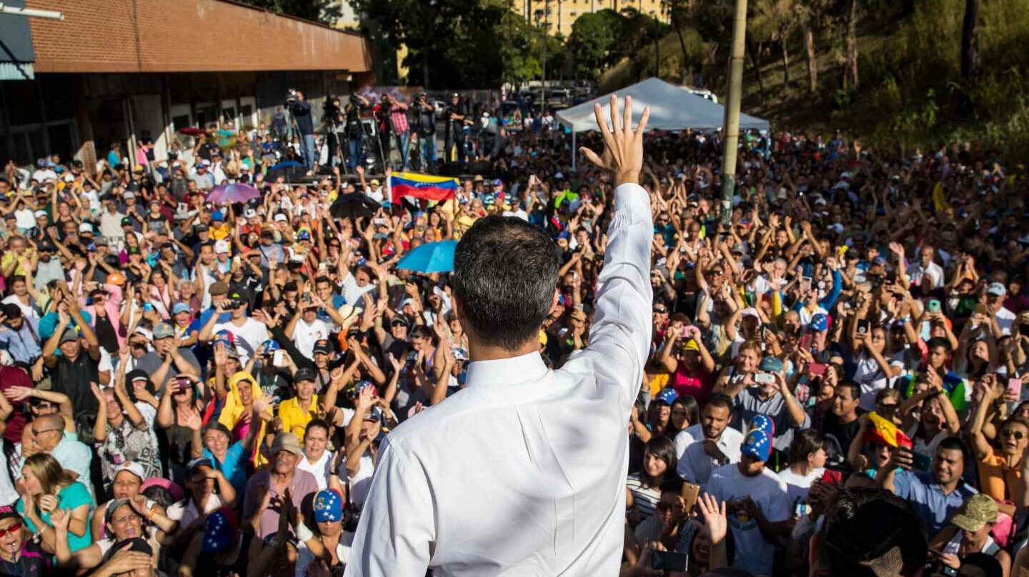 El presidente de la Asamblea Nacional, Juan Guaidó, saluda a sus seguidores en un cabildo.