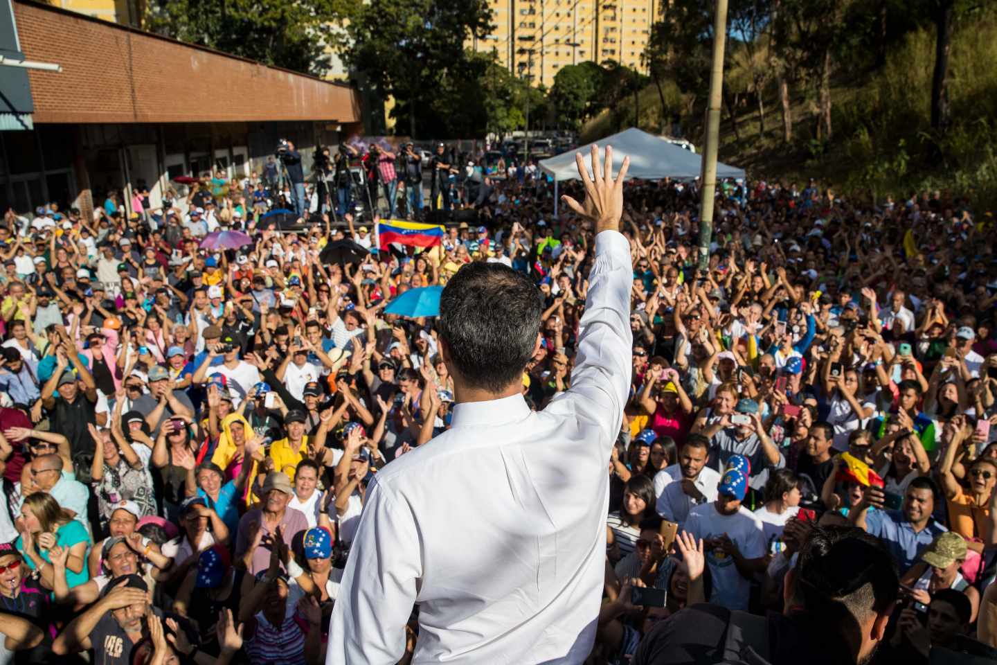 El presidente de la Asamblea Nacional, Juan Guaidó, saluda a sus seguidores en un cabildo.
