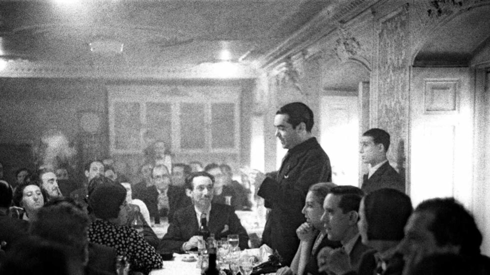 Lorca, en un homenaje a Rafael Alberti y María Teresa León.