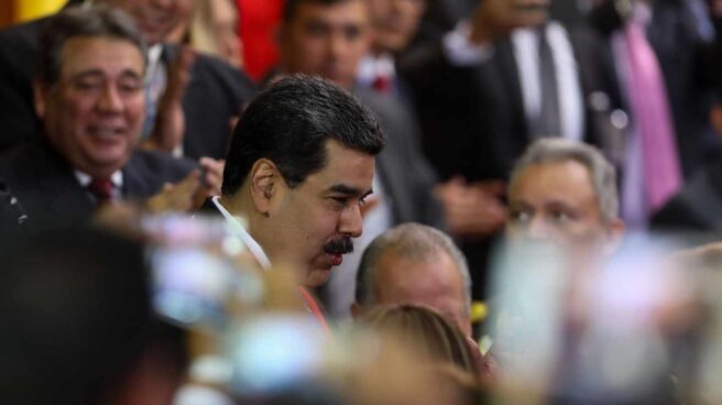 Nicolás Maduro (c), llega a la ceremonia de apertura al año judicial, este jueves en Caracas (Venezuela). Maduro se presentó a la sede del Tribunal Supremo de Justicia (TSJ) para recibir el respaldo de los magistrados, en medio de la crisis de legitimidad que atraviesa y tras la autoproclamación del diputado Juan Guaidó como presidente encargado.